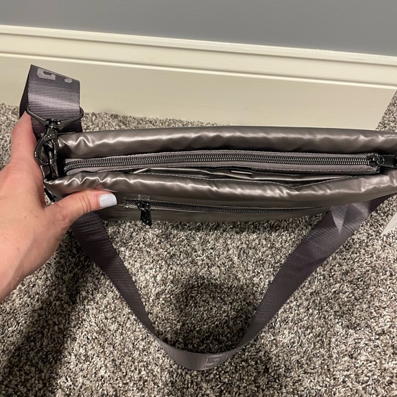 lug Moonwalk Crossbody - NWT - Metallic Pearl - Picture 3 of 8